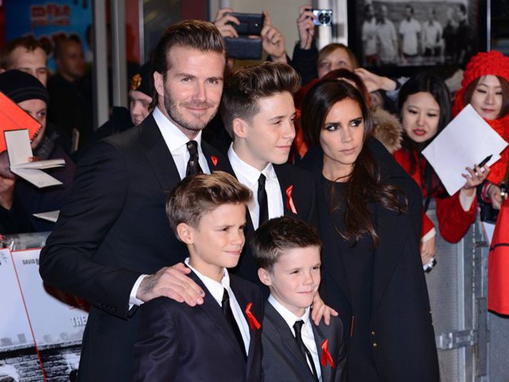 Beckham-fjölskyldan á rauða dreglinum. Brooklyn stendur á milli foreldra sinna.