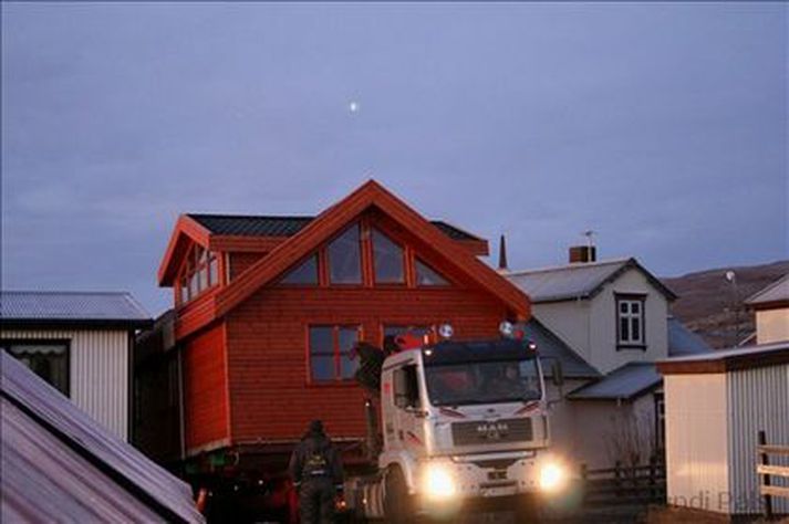Hús flutt landshorna á milli.