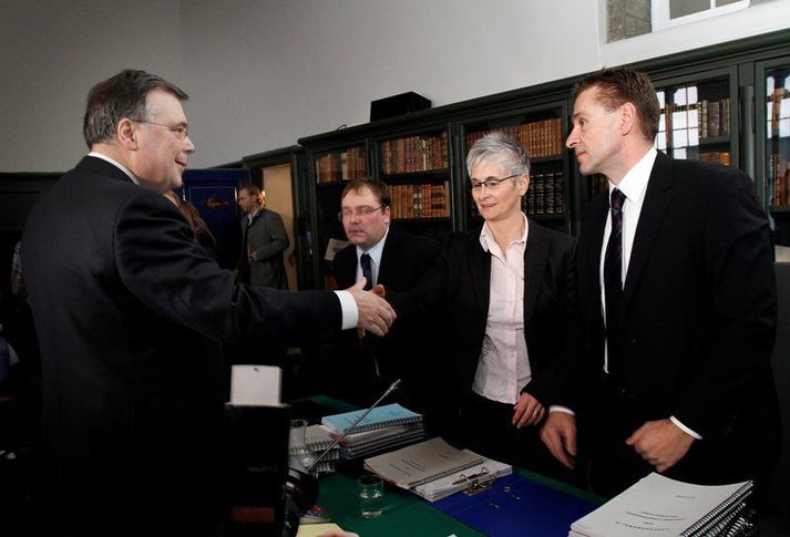 Geir heilsar hér Helga Magnúsi og Sigríði Friðjónsdóttur saksóknara.