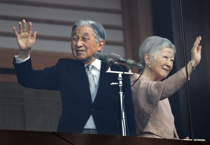 Akihito og Michiko veifa mannfjöldanum.