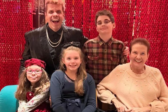 Perez Hilton með móður sinni og þremur börnum.
