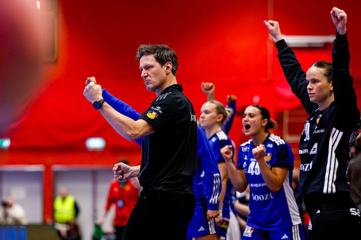 Arnar Pétursson fagnar á hliðarlínunni í leik kvöldsins.