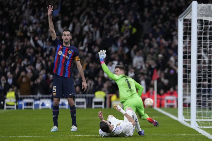 Sergio Busquets biður hér um rangstöðu á Karim Benzema hjá Real Madrid í metleiknum í gær.