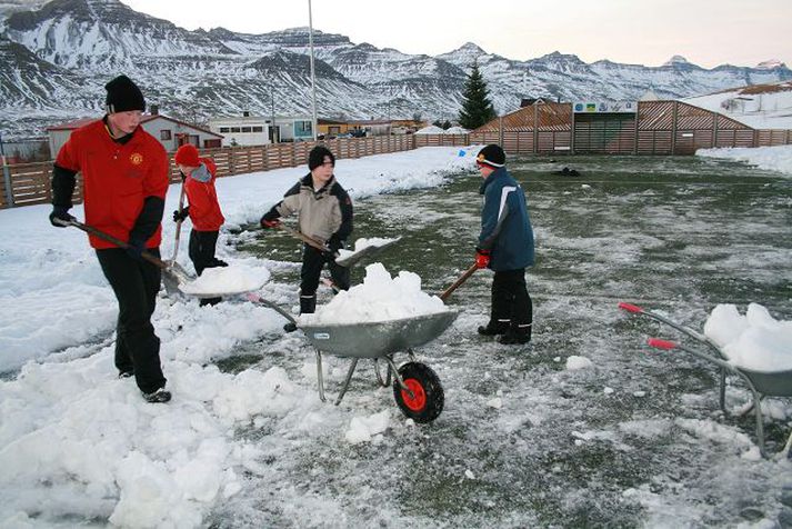 Þeir Viktor, Guðmundur, Sólmundur, Haraldur og Eyþór mokuðu af fótboltavellinum í gær. Þeir voru farnir að geta spilað síðdegis og létu hálkuna ekki stöðva sig frekar en snjóinn.  mynd/kristín hávarðsdóttir
