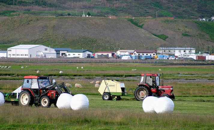 Skeljungur sagði í fréttatilkynningu 3. janúar að fyrirtækið leggi áherslu á að uppfylla öll skilyrði íslenskra reglugerða um áburðarframleiðslu og líti málið alvarlegum augum. Fyrirtækið seldi 11 þúsund tonn af áburði í sumar vitandi að hann var ósöluhæfur.