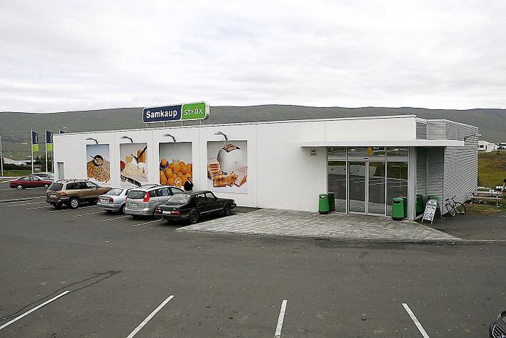 Samkaupsverslanirnar Strax við Borgarbraut og Byggðaveg voru sektaðar um samtals 250 þúsund krónur.