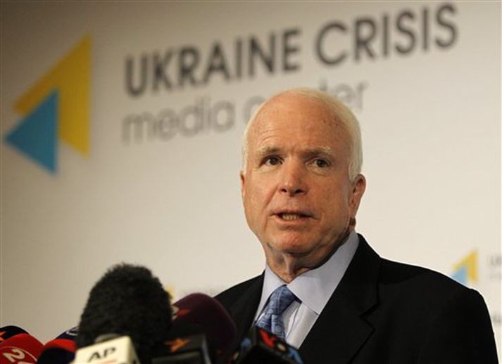 John McCain á blaðamannafundi í Kiev í Úkraínu þar sem hann tilkynnir um hertar aðgerðir gegn Rússum.