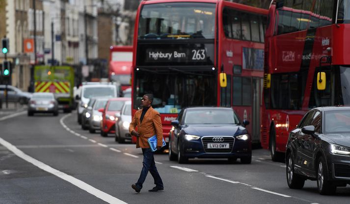 Umferð í miðborg London. Ef áform stjórnvalda ganga eftir verða aðeins rafmagns- og aðrir kolefnisfríir bílar í umferð eftir árið 2035.