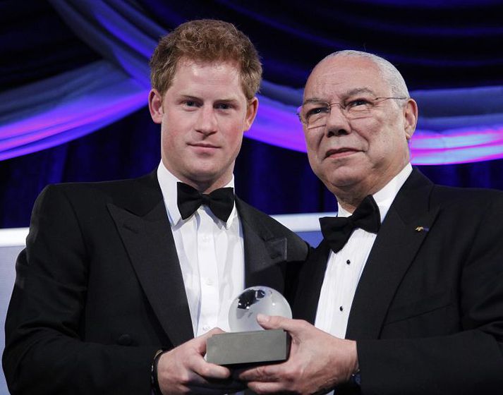Harry Bretaprins ásamt Colin Powell sem afhenti honum verðlaunin. fréttablaðið/AP