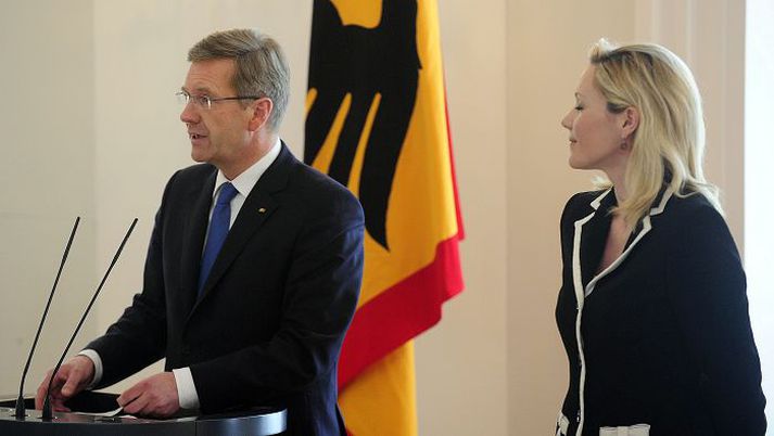 Christian Wulf ásamt eiginkonu sinni Bettinu í forsetahöllinni í Berlín, þar sem hann les upp yfirlýsingu um afsögn sína.