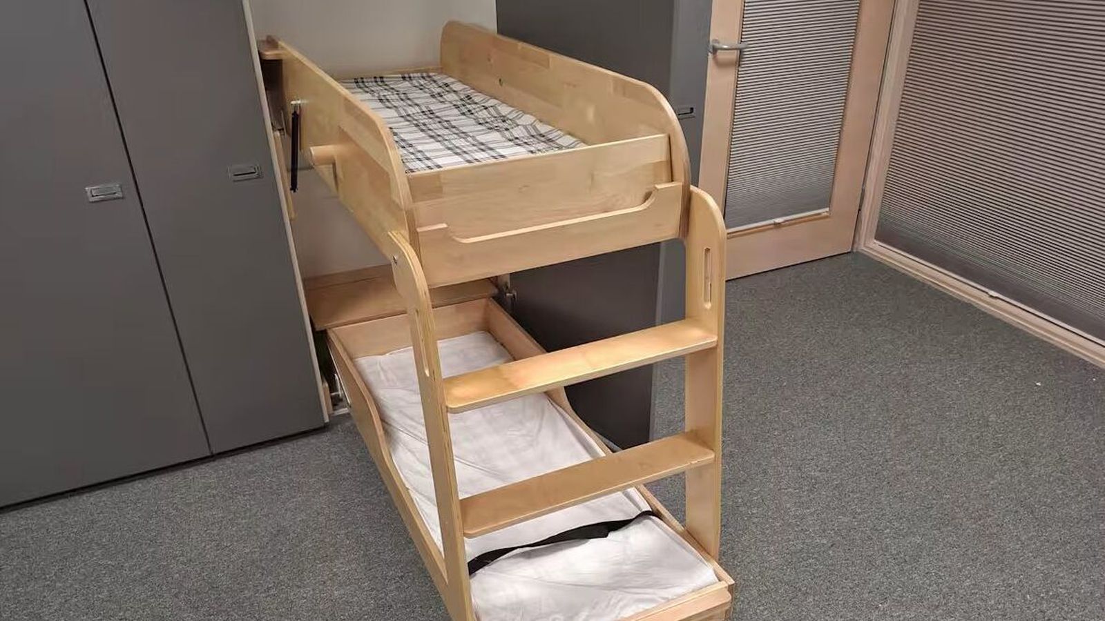 Leikskóla­barn lést eftir að það var kramið í koju