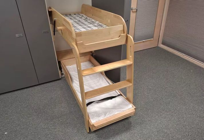 Sambærileg samanbrjótanleg koja og varð leikskólabarni í Vantaa að bana á mynd sem rannsóknarnefnd slysa í Finnlandi birti.