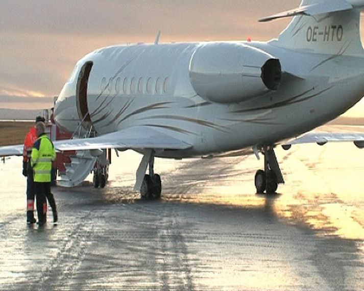 Flugvélin lenti þversum á flugbrautinni.
