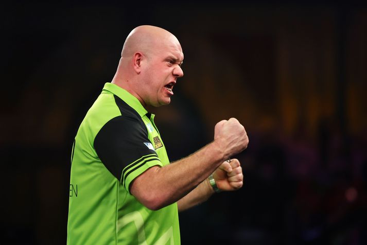 Michael van Gerwen er kominn í 32-manna úrslit heimsmeistaramótsins í pílukasti.