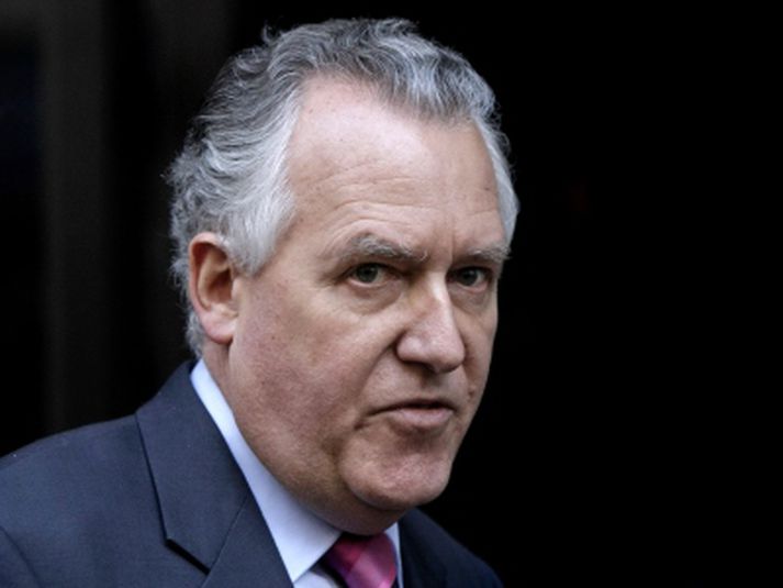 Peter Hain fyrir utan ráðuneyti sitt þar sem hann tilkynnti afsögnina í dag.