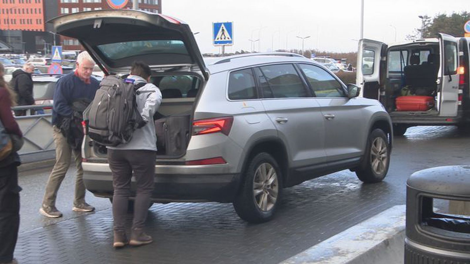Breytingar við Leifs­stöð: Renna komumegin líka og gjaldfrjáls hálf­tími