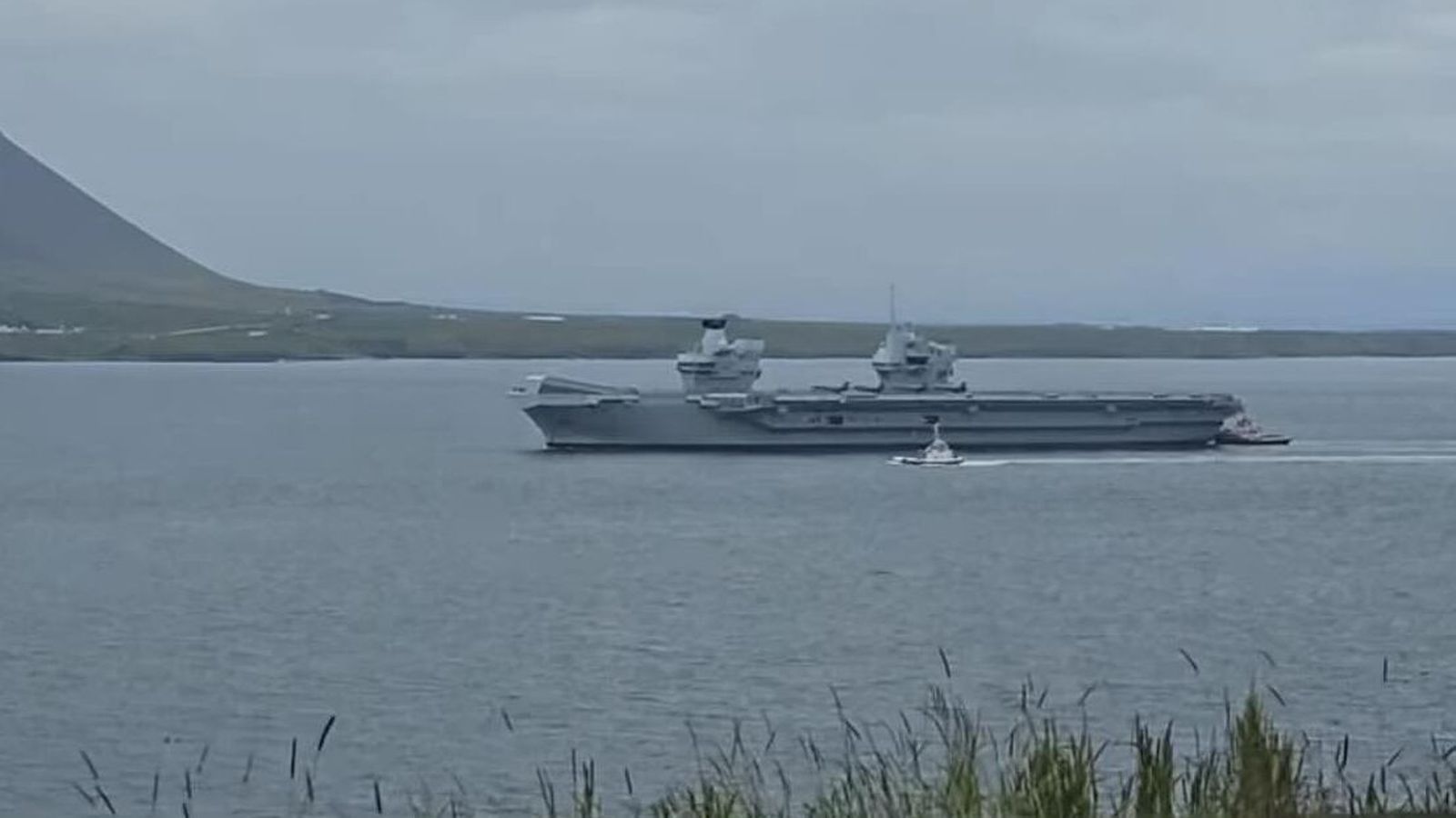 Breskt her­skip siglir um Hval­fjörð