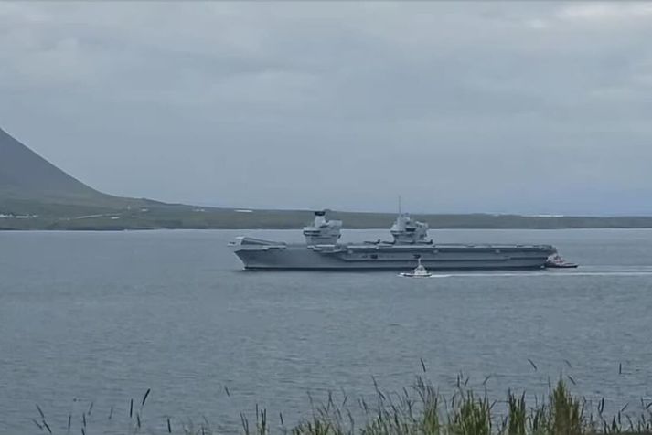HMS Prince of Wales fer fyrir breskri flotadeild sem að undanförnu hafi tekið þátt í æfingum Atlantshafsbandalagsins á Norður-Atlantshafi.