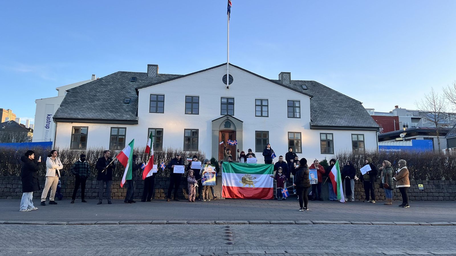 Krefjast þess að Ís­land skil­greini byltingar­vörðinn sem hryðju­verka­samtök