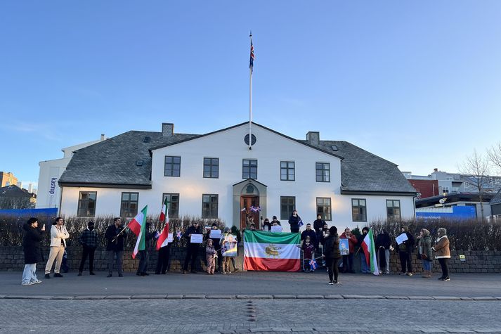 Börn og fullorðnir komu saman við stjórnarráðið í síðasta mánuði.