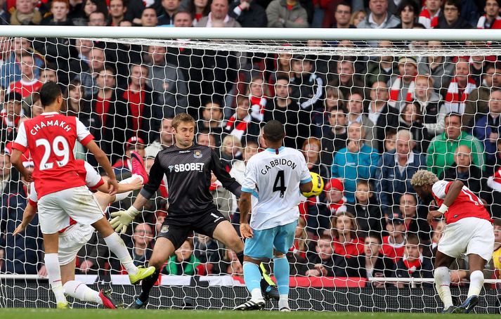 Alex Song skorar hér sigurmark Arsenal í dag.
