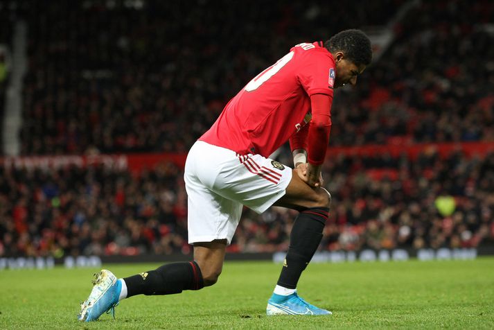 Marcus Rashford var sárþjáður í bakinu og varð að fara af velli í gær.