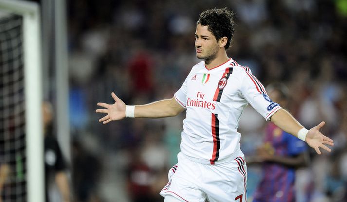 Alexandre Pato fagnar hér marki sínu á móti Barcelona í gær.