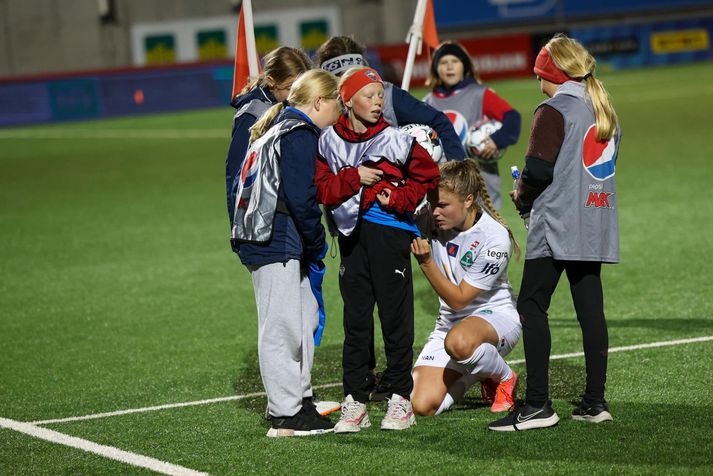 Agla María Albertsdóttir gefur ungum aðdáendum landsliðsins eiginhandaráritun, eftir leikinn við Val á dögunum.