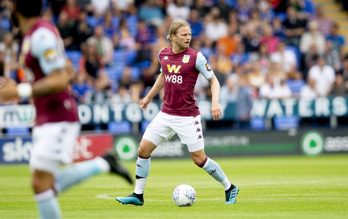 Birkir Bjarnason í leik með Aston Villa.