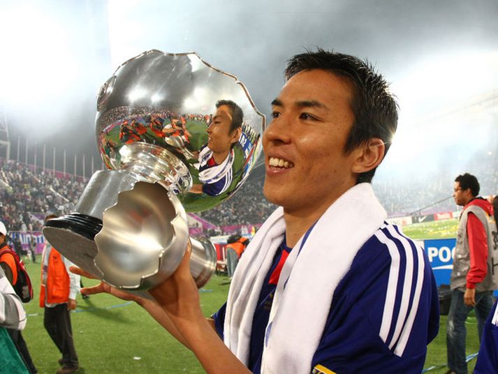 Makato Hasebe, landsliðsfyrirliði Japan, með sigurlaunin í dag.