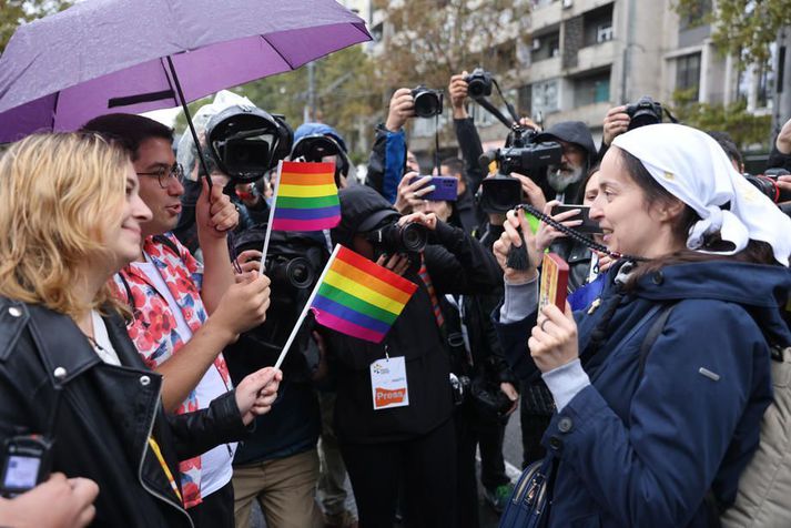 Mótmælandi talar við hinsegin fólk sem tók þátt í EuroPride göngunni.