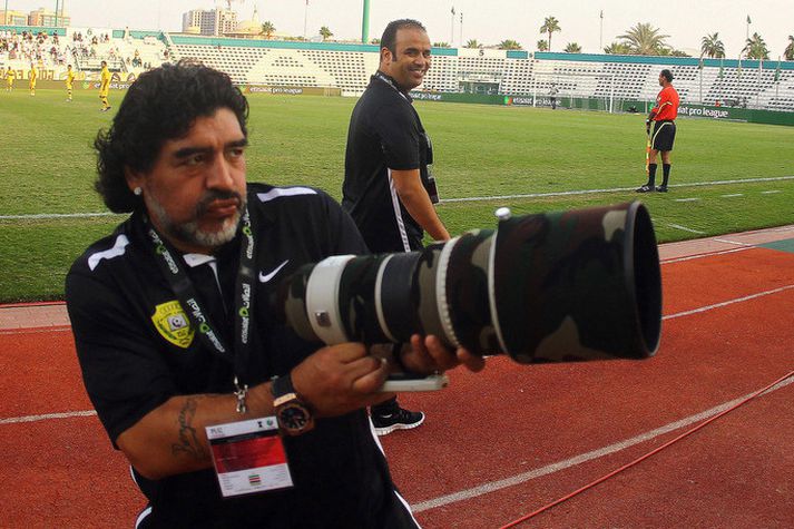 Maradona bregður á leik.