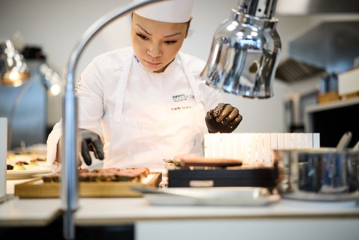 Snædís eldar franskt villt naut, smokkfisk og kjúklingabaunir í keppninni. Allt eru það hráefni sem hún hefur aldrei eða ekki mikið notað áður. 