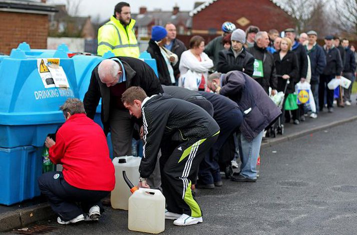 Íbúar í Belfast þurfa margir að hafa töluvert fyrir því þessa dagana að nálgast vatn fyrir heimilið. nordicphotos/AFP