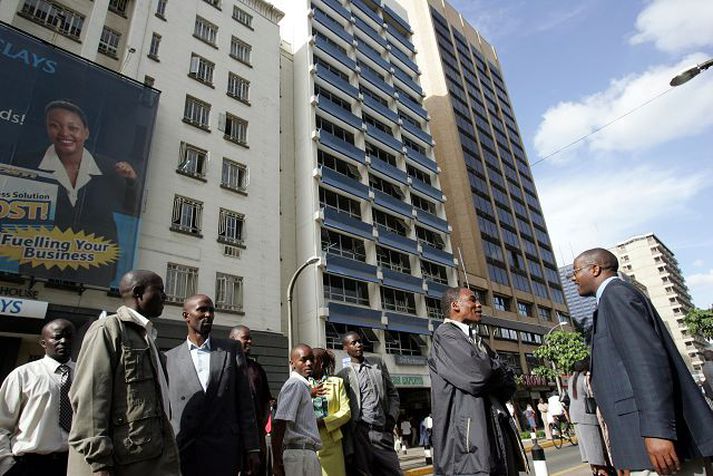 Byggingar rýmdar. Í Nairobi, höfuðborg Kenía, þusti fólk út úr húsum sínum enda var kippurinn sem það fann fyrir allsterkur.