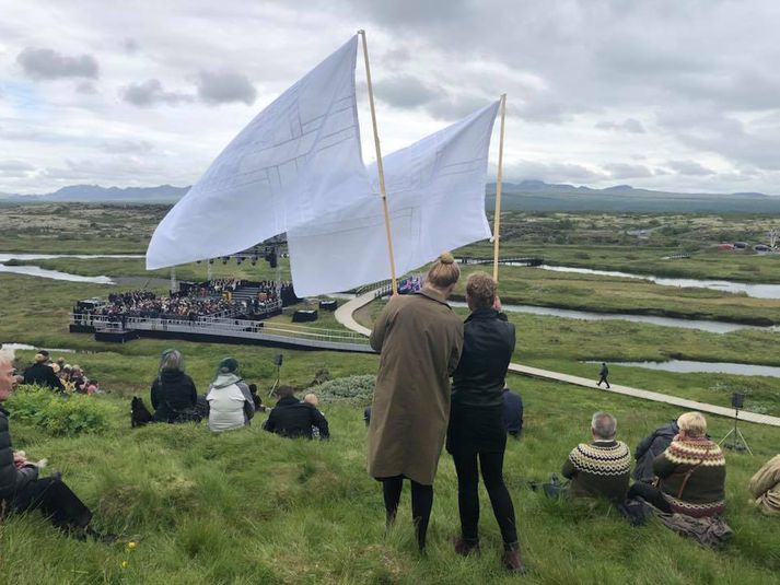 Á þessum tímamótum bera Íslendingar ábyrgð á að taka skýra afstöðu gegn slíkum skilaboðum., segja listakonurnar sem héldu á hvítum fánum á Þingvöllum.