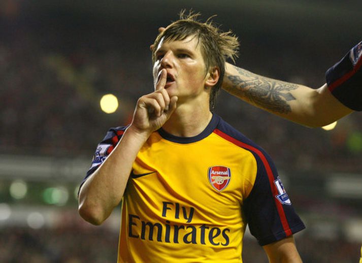 Andrei Arshavin fagnar marki í leik með Arsenal.