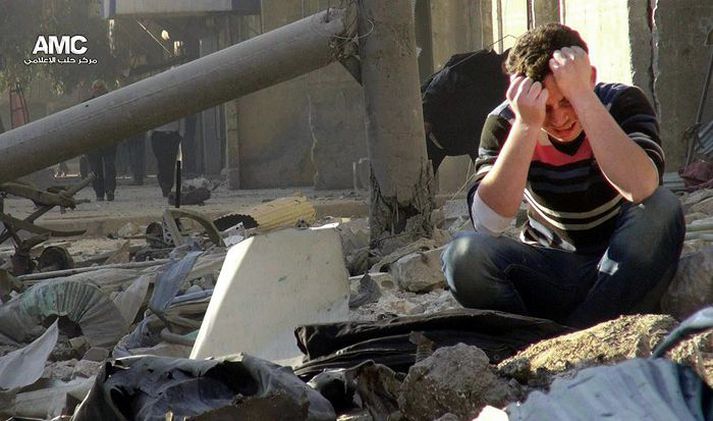 Sýrlenskur maður syrgir ástvin sinn eftir eina af fjölmörgum loftárásum á Aleppo.
