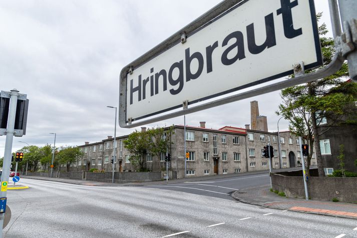 Faðir í vesturbæ Reykjavíkur sagði farir sínar ekki sléttar af för yfir Hringbraut með barni sínu. 