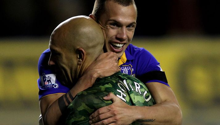 John Heitinga fagnar Tim Howard.