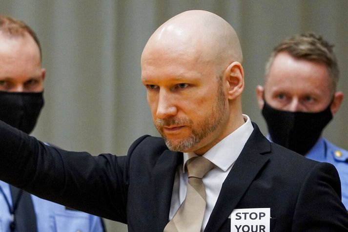 Anders Behring Breivik var árið 2012 dæmdur í 21 árs fangelsisvist fyrir að myrða 77 manneskjur í sprengingu í Osló og skotárás í Útey árið 2011.