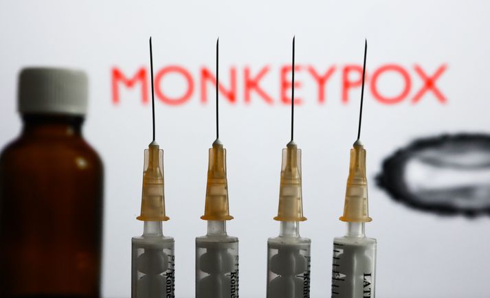 Apabóla Monkeypox Photo Illustrations Medical syringes and a bottle are seen with 'Monkeypox' sign and monkeypox illustrative model displayed on a screen in the background in this illustration photo taken in Krakow, Poland on May 26, 2022. (Photo by Jakub Porzycki/NurPhoto via Getty Images)