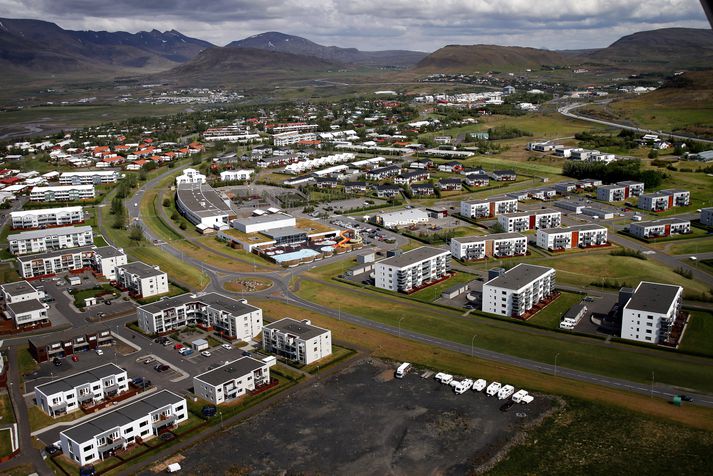 Í hópnum eru sex fullorðnir og fjögur börn, þar af eitt ungmenni eldra en 18 ára.