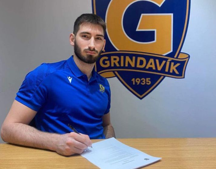 Matija Jokic skrifar undir samninginn við Grindavík.