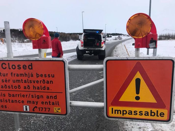 Þriggja bíla árekstur varð á Hellisheiði í dag en meiðsli á fólki eru ekki alvarleg. Á mynd sjást björgunarsveitarmenn að störfum á heiðinni fyrr í dag.