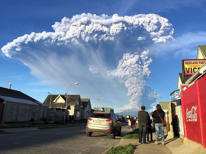 Íbúar í Puerto Montt fylgjast með eldsumbrotunum.