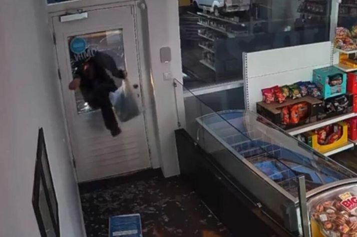 Eiganda King Kong þykir líklegt að þjófurinn hafi skorið sig við að klöngrast inn um gluggann. 