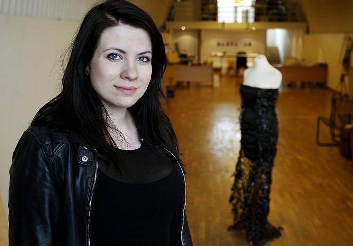 Litill svartur kjóll getur opnað margar dyr. Það veit Vera Þórðardóttir, sem leggur til einn slíkan á sýningu helgaðri hinum litla svarta kjól Coco Chanel. Fréttablaðið/Chanel