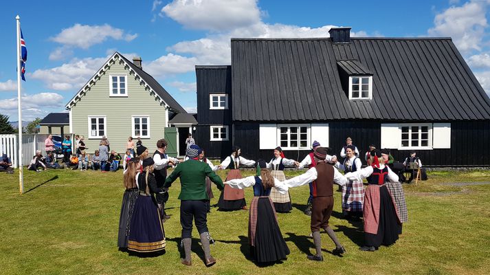 Dansinn á grasflötinni við Húsið á Eyrarbakka heppnaðist vel og vakti athygli þeirra sem þangað komu.