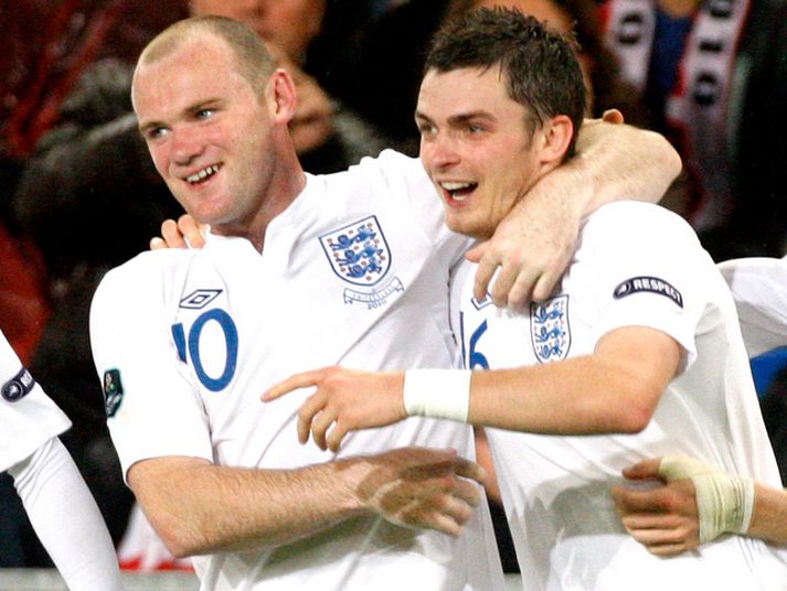 Wayne Rooney og Adam Johnson fagna einu marka liðsins í Sviss í gær.